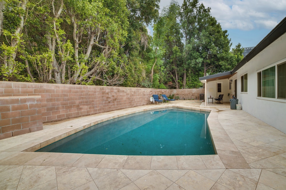 Private Pool & Patio: Luxe Encino Family Getaway
