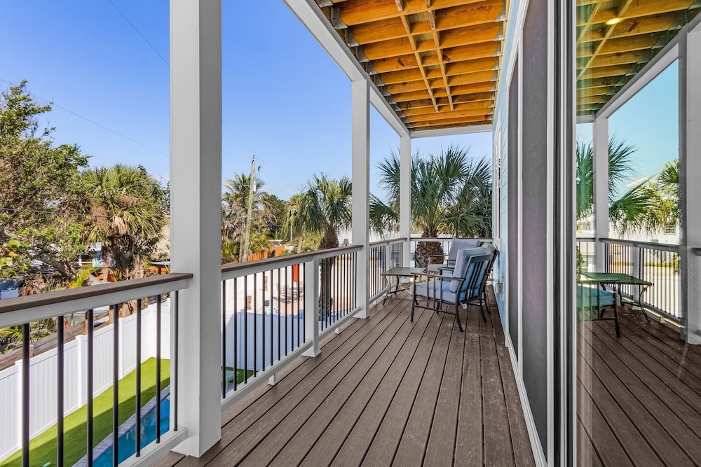 211 Blue Palm: Spacious 5-Bedroom Pool Home, Steps from Beach! 5 Home