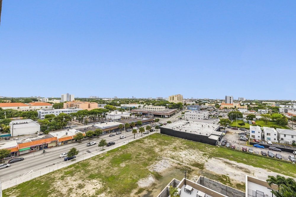 Stylish City-View Condo Pool Access