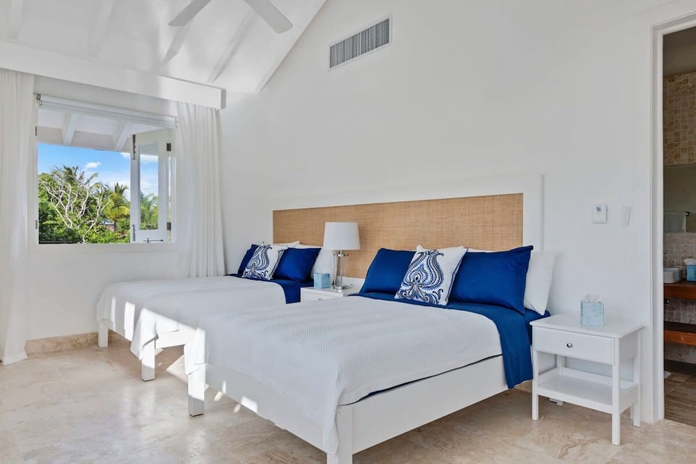 Oceanfront Golf Course Estate w Pool Guest House
