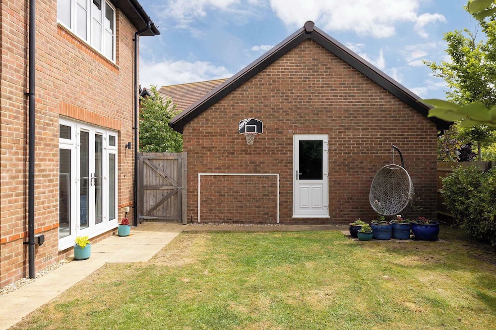 Modern Family Retreat Nr Beaches and Marina
