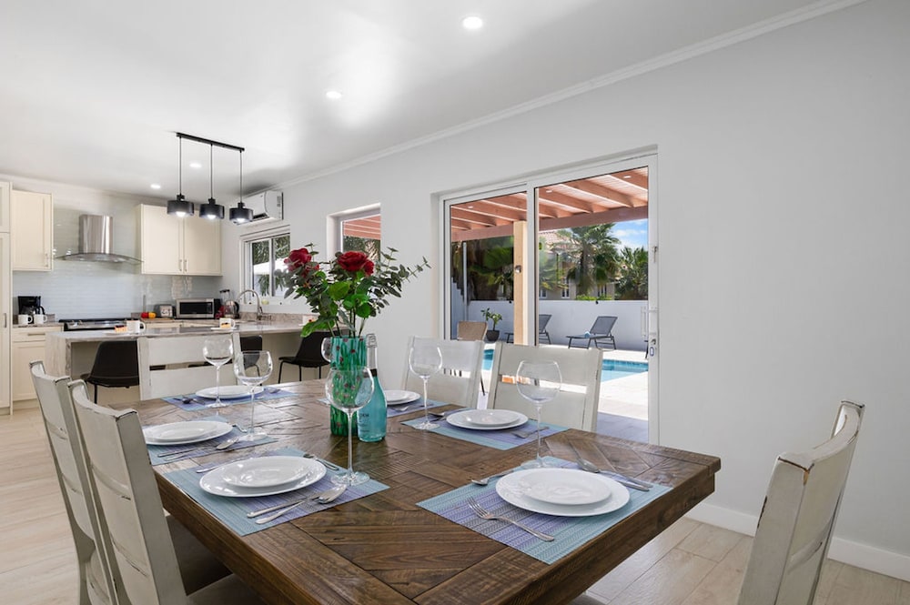 High-end Pool Getaway Upscale 5 Location BBQ