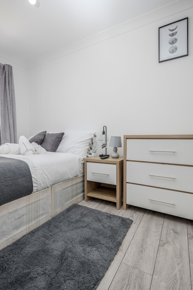 Remarkable 1-bed Studio in Dagenham view 4