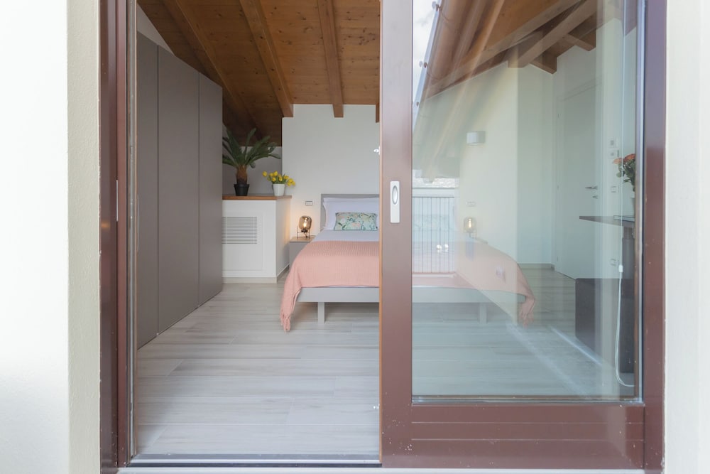 Dream Lake Apartments by Rent all Como
