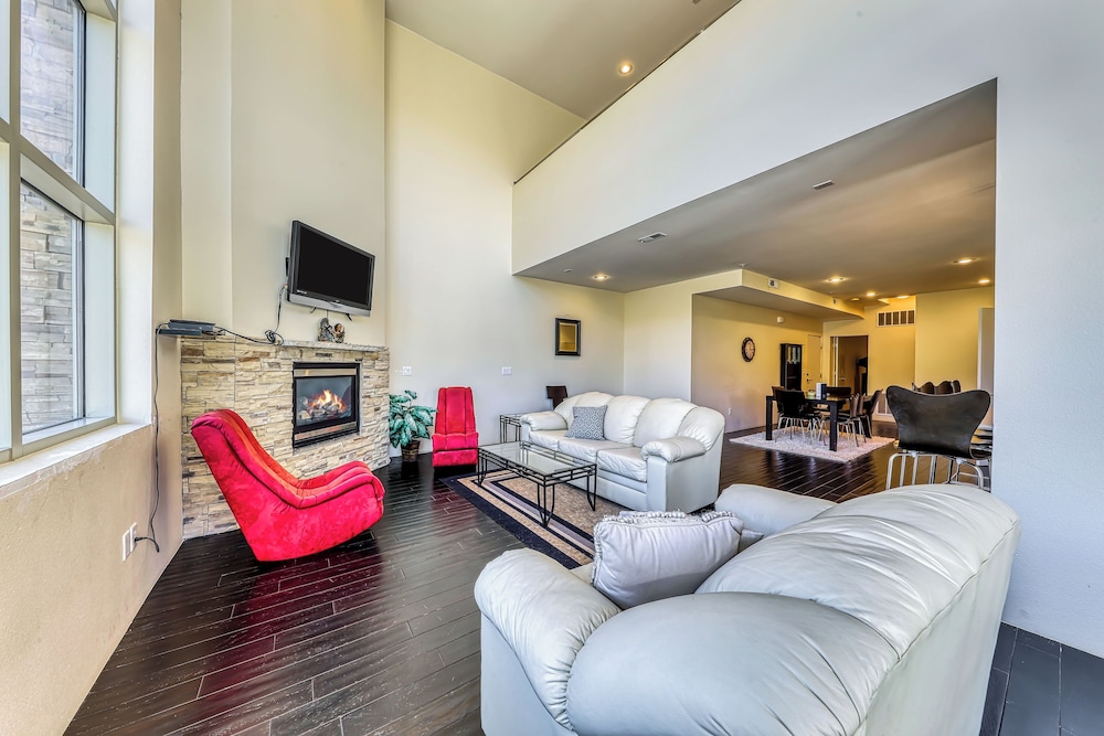 Modern 1BR Mountain View Balcony Steps to Lift