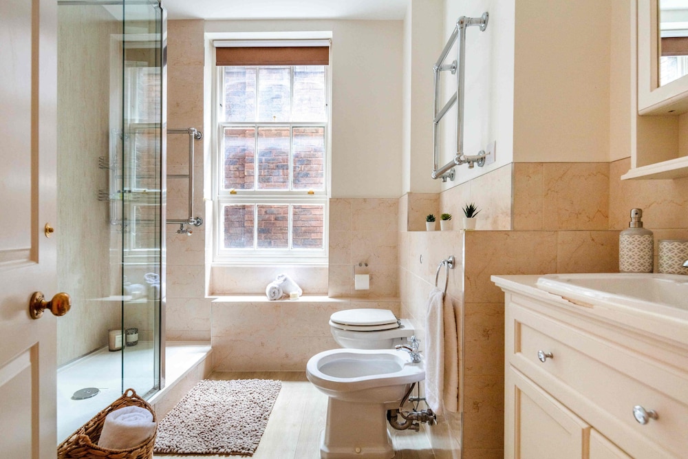 Stylish 3BR 2BA in Mayfair by Hyde Park