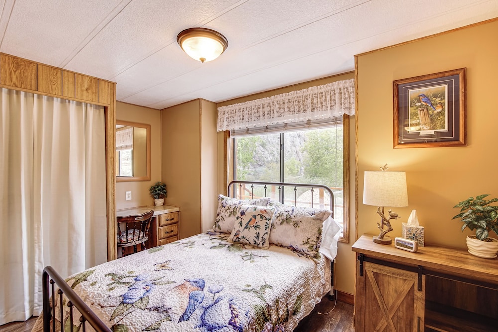 Creekside Cabin w/ Deck & Views in Panguitch!