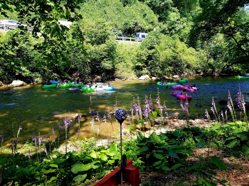Bear Creek Lodge and Cabins in Helen Ga - Pet Friendly, River on Property, Walking Distance to downtown Helen
