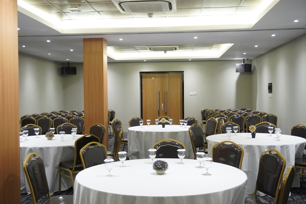 Front One Hotel Papua Lestari