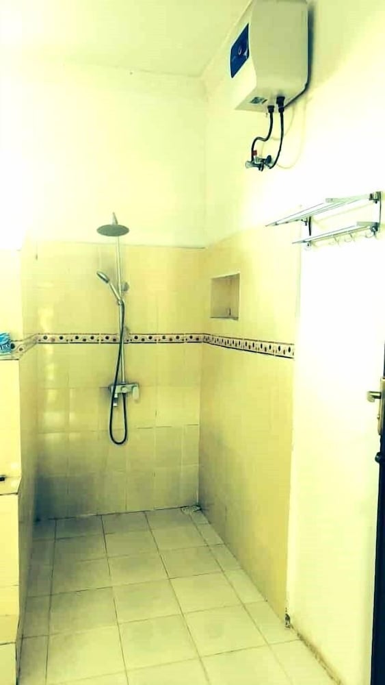 zanzllywood hotel and apartments