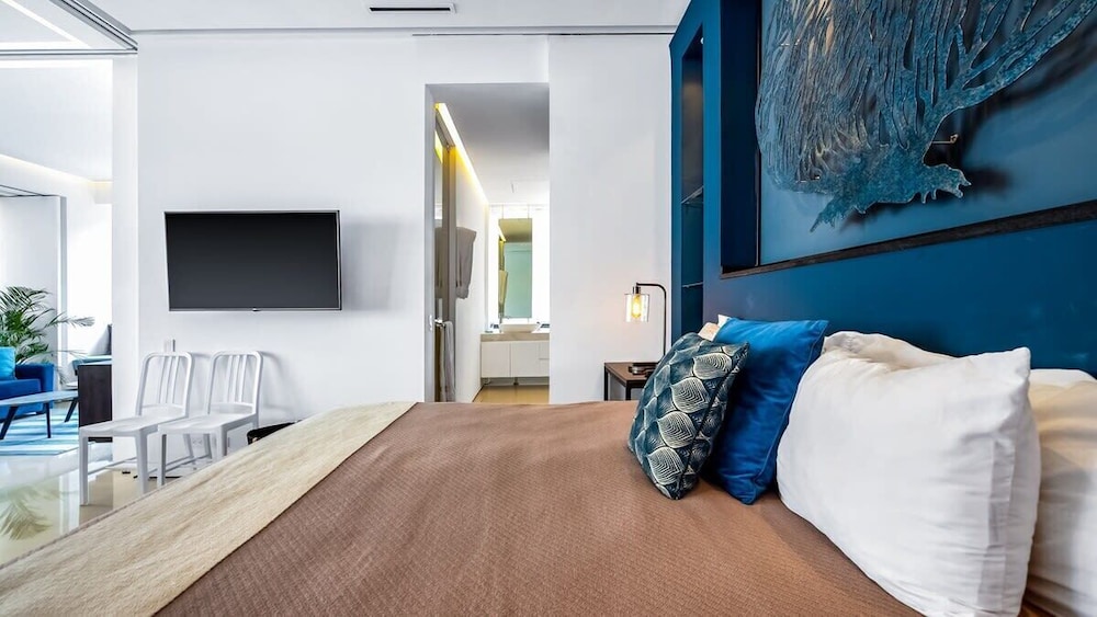 Stylish King-bed Unit - Pool - Ocean View - Gym