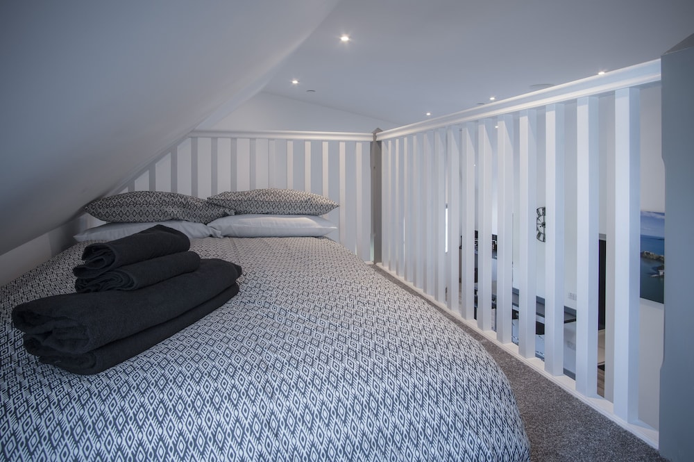 Four Seasons - 1 Bedroom  - Tenby view 2