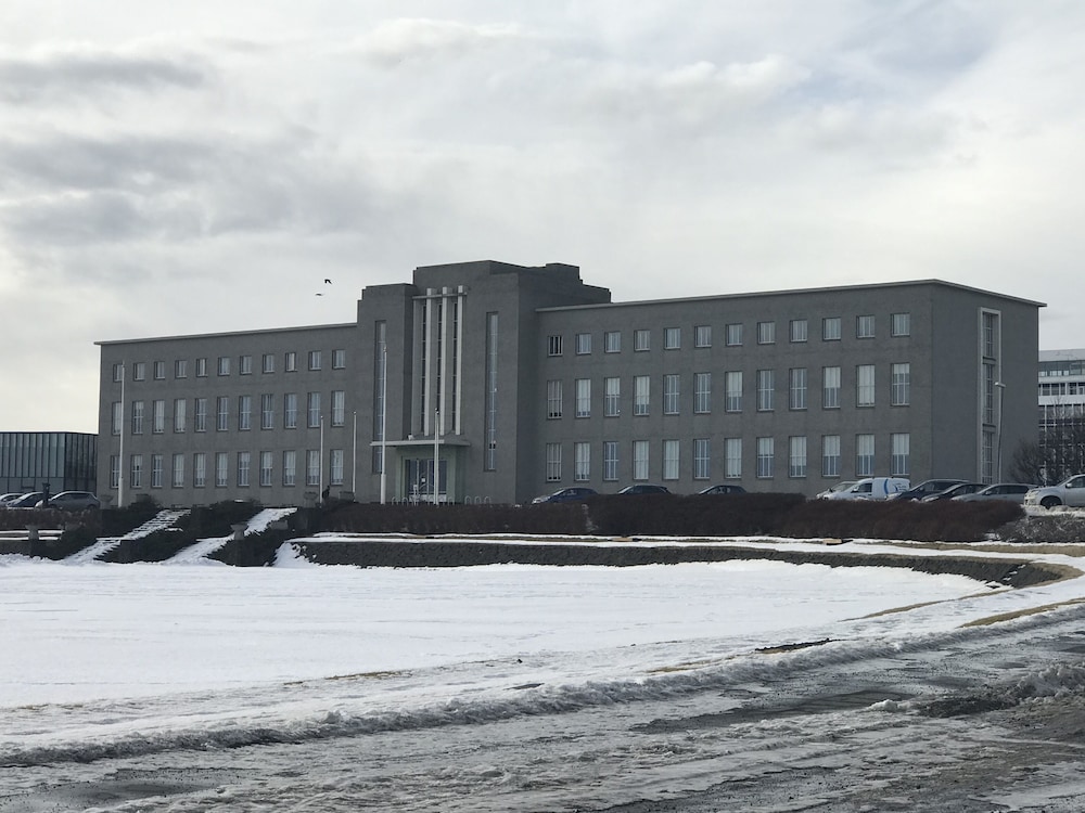ICELAND SJF Villa , Hot tub & Outdoor Sauna Amazing Mountains View - 15 min to downtown