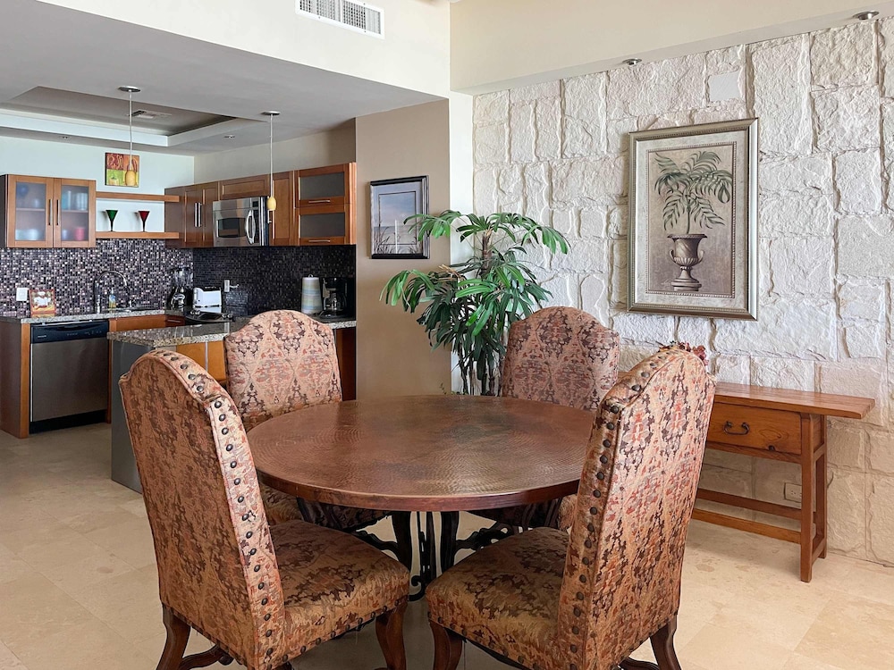Hidden Gem Condo With Pools Private Beach
