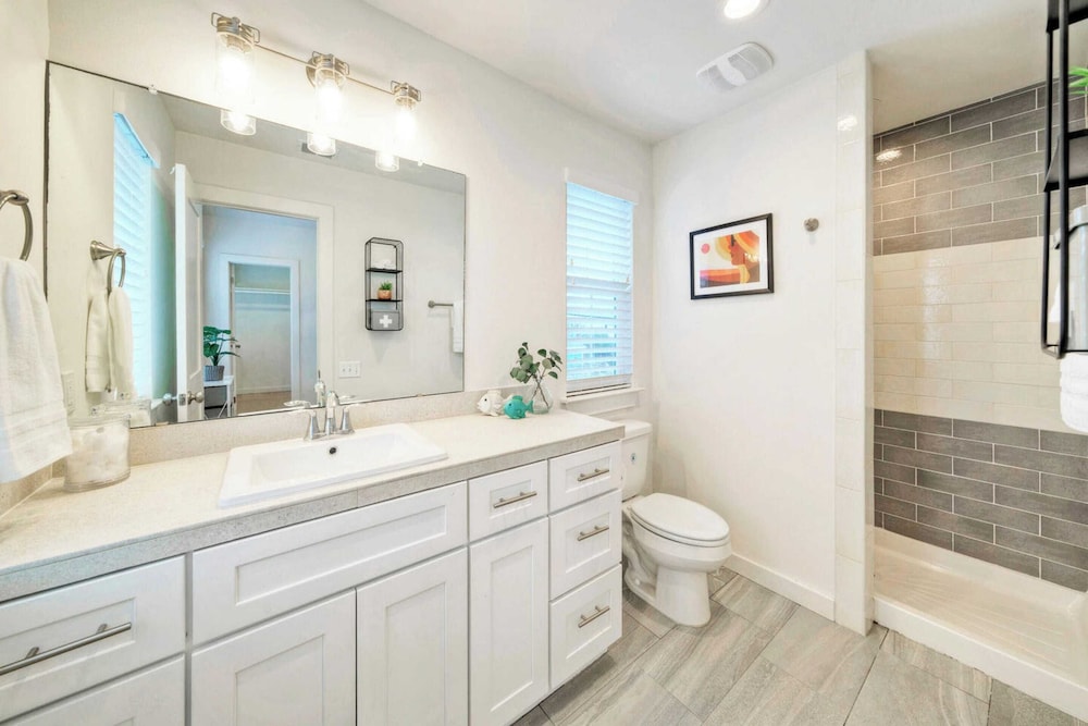 Sleeps 20 2 Homes in Mercer Village w/ Pool Heart of Old Town, Walkable