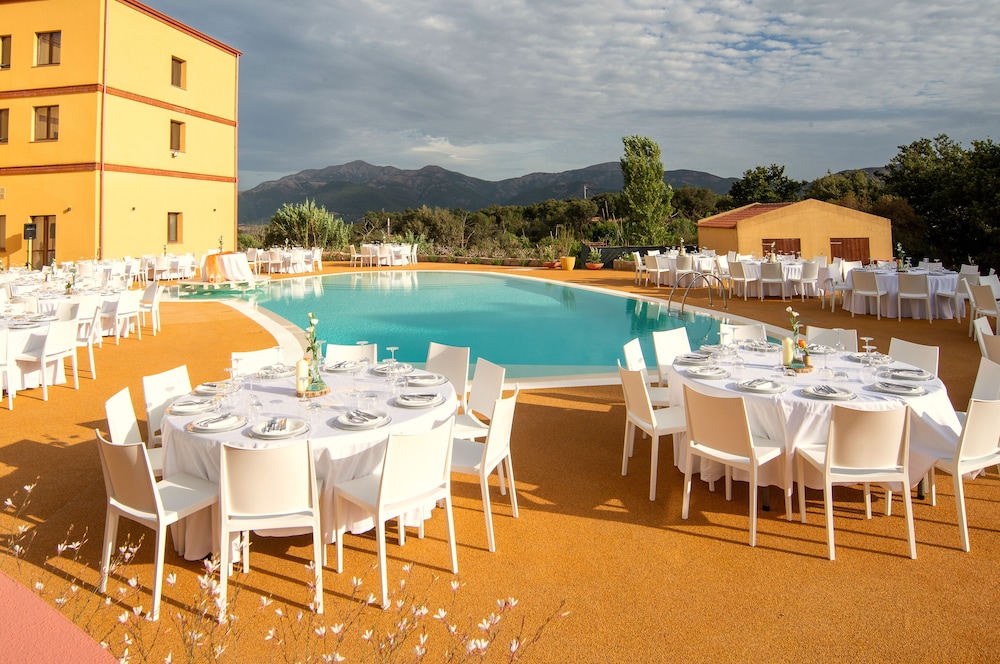 Hotel with swimming pool in Arbus