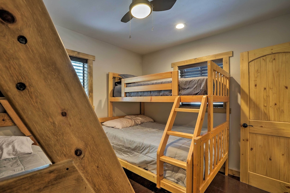 Truckee Family Home, Walk to Lake + 5 Mi to Skiing view 4