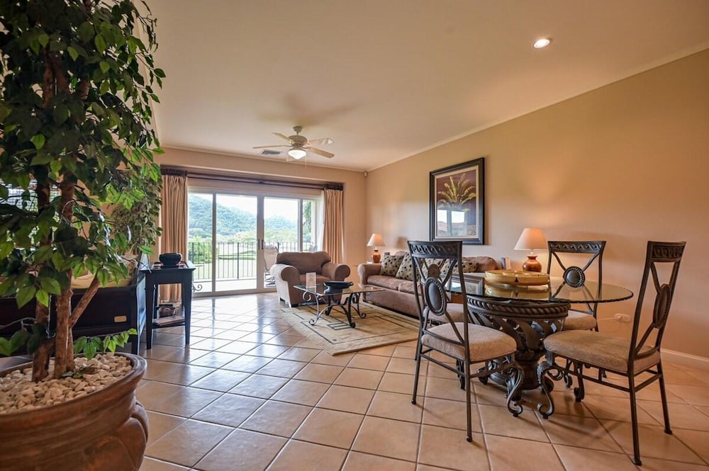 CR Luxury Del Mar 5H 2 Bdrm