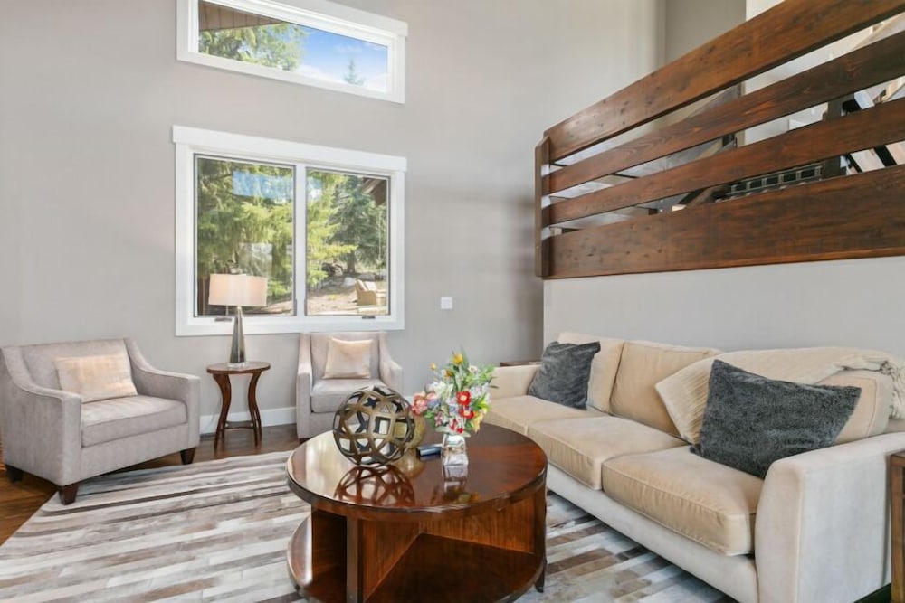 2540 Queen Esther Dr - 5 Bedroom Home with Spa 5 Home