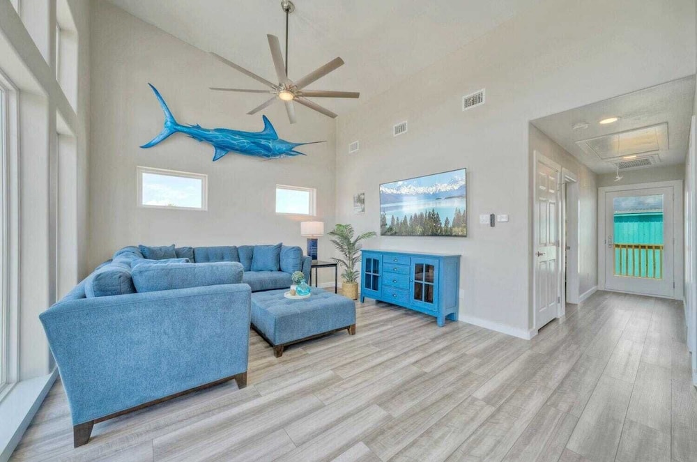 Sleeps 16 2 Homes, Priv Pool, Ping-pong 1block to Alister St. Shops & Dining