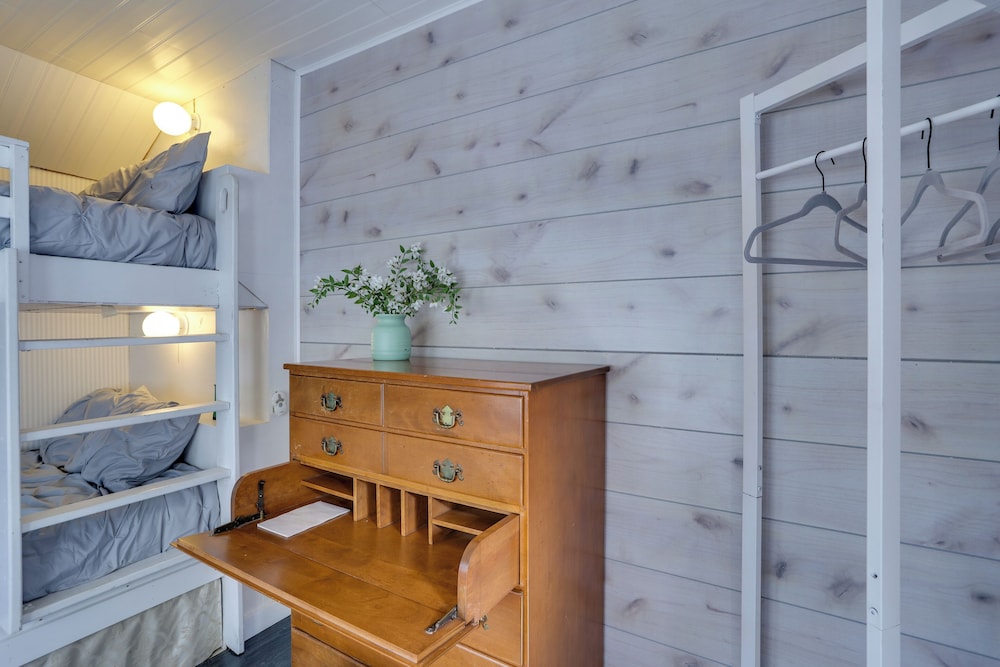 1 Mi to Birch Bay SP! Cozy Cabin w/ Pool Access