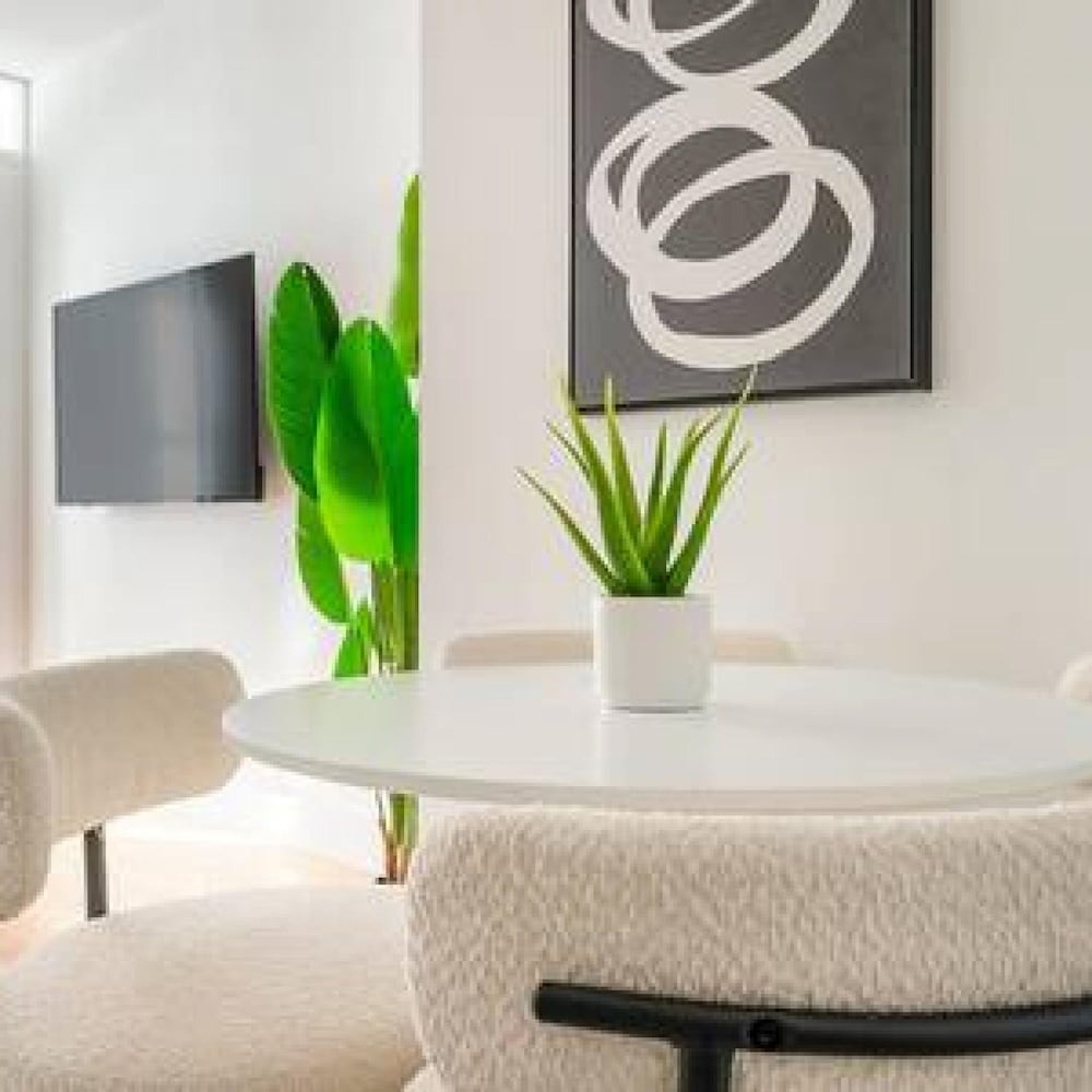 444-2e Modern 2BR Hell s Kitchen