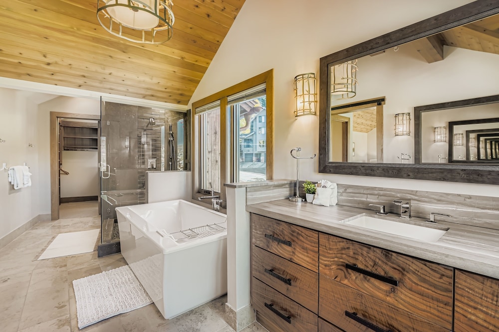 King Road Luxury Lodge, Private Hottub, Game Room, Media Room 45 4 Bedroom Home