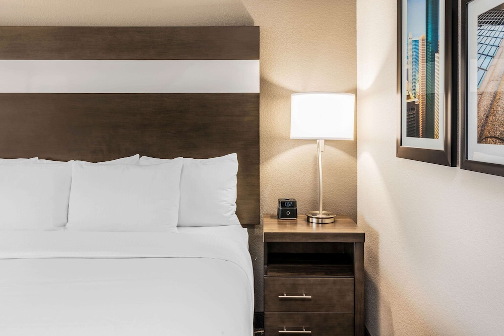 Palm Springs Vacations - La Quinta Inn and Suites by Wyndham Houston Spring South - Property Image 16