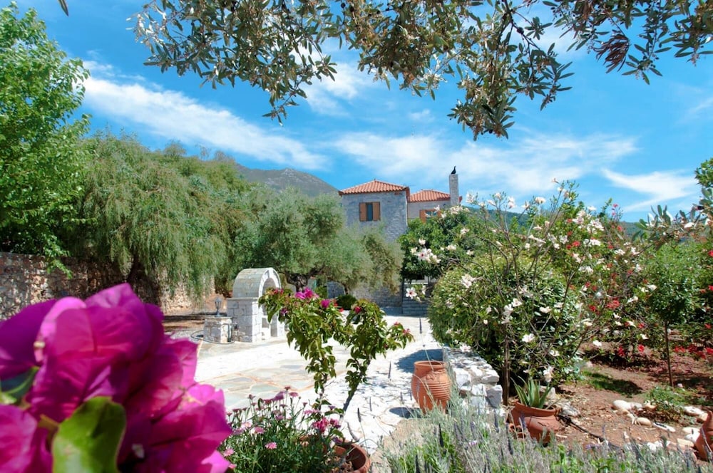 Spacious Villa Stunning Seaview - Perfect Location photo 1