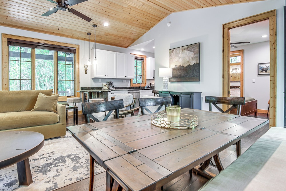 Chinquapin Escape: Resort Perks, By Lake Glenville
