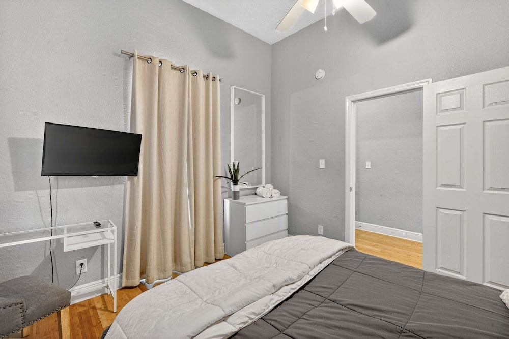 Modern Tampa Home Near Ybor And Downtown 3 Bedroom Home