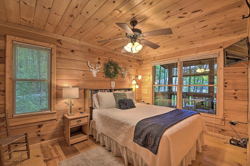 'pinot & Pine' Chic Log Cabin ~ 5 Mi to Blue Ridge view 4