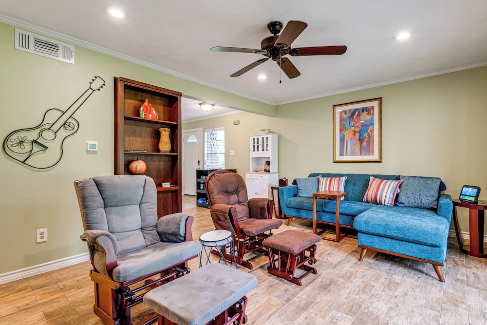 Walk to Lake Conroe - Condo w/ Community Perks!