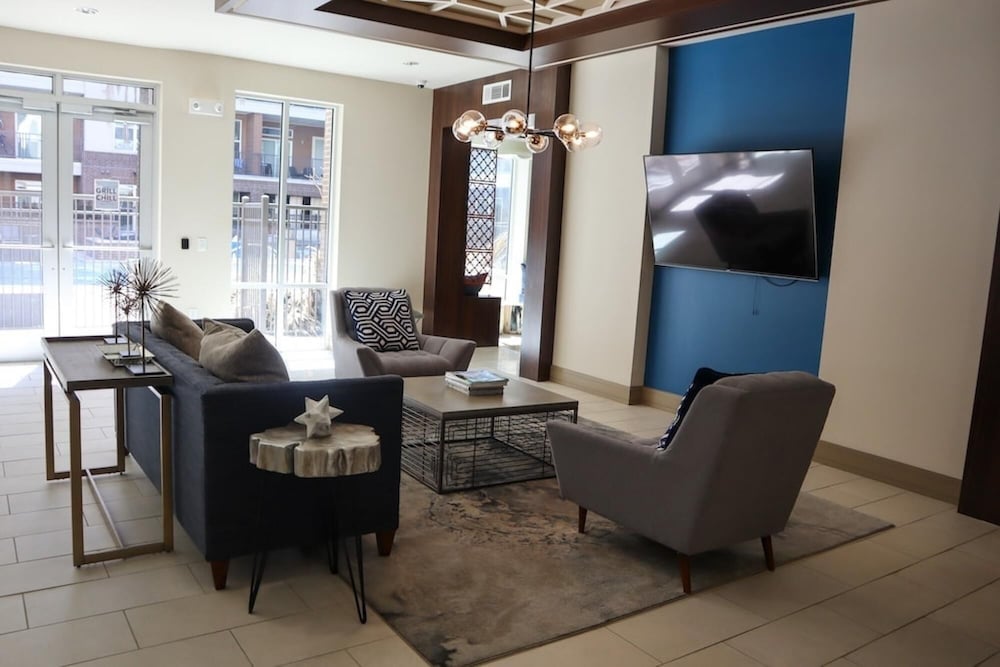 Bright and Airy Condo With Fast Wifi Gym Pool Parking Included