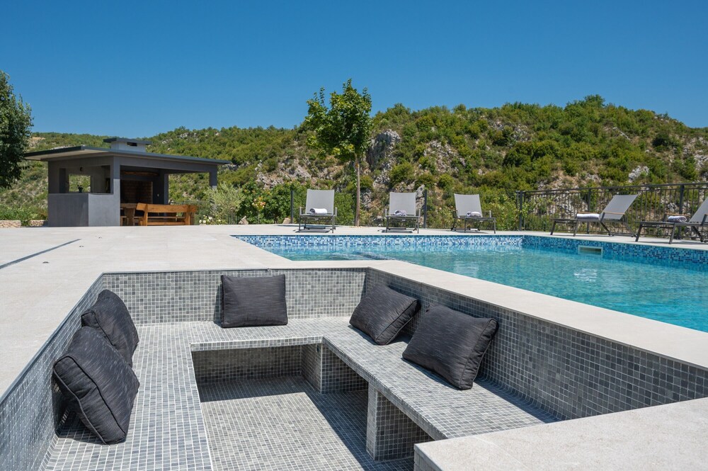 Villa River Rose with pool and jacuzzi, near the river beach