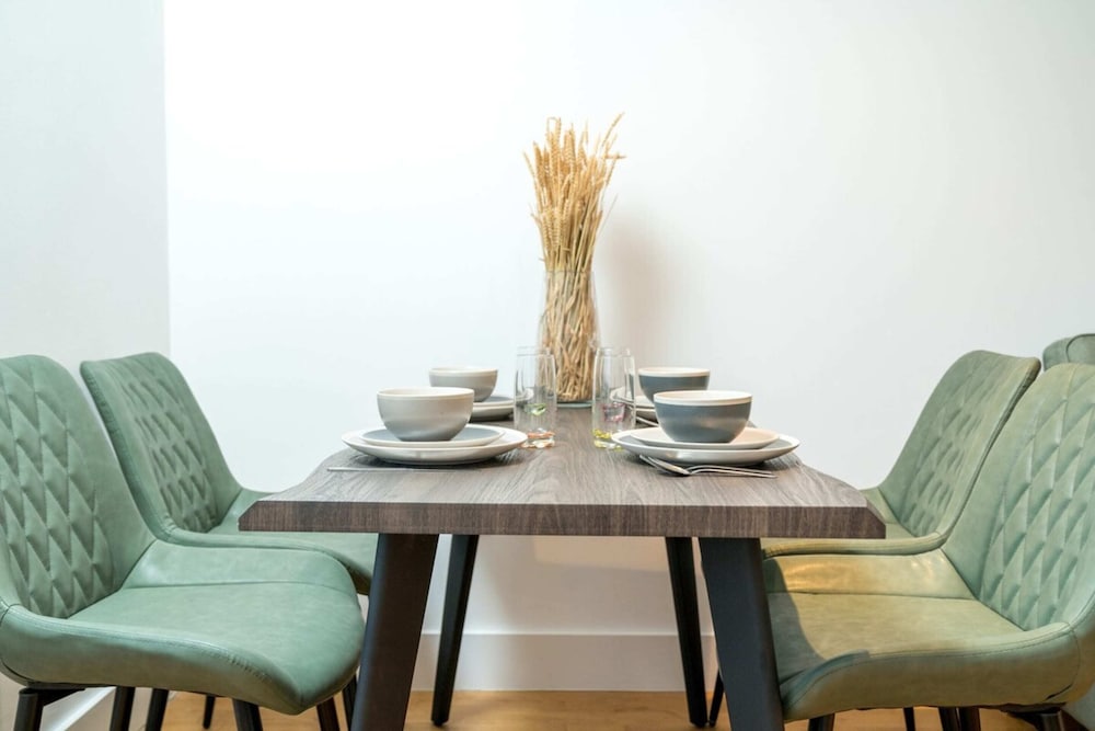 Stunning 3BD Flat, Parking, Sleeps Six, Near Park