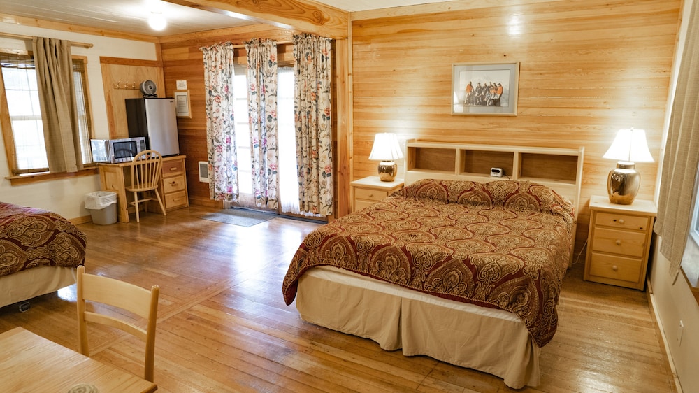 Whittaker's Motel & Historic Bunkhouse