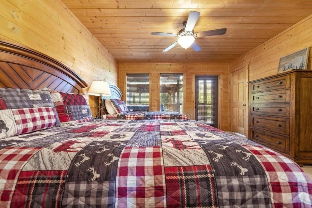 Valley View-tiful - 5 Bedrooms, 5 Baths, Sleeps 18 Home by RedAwning