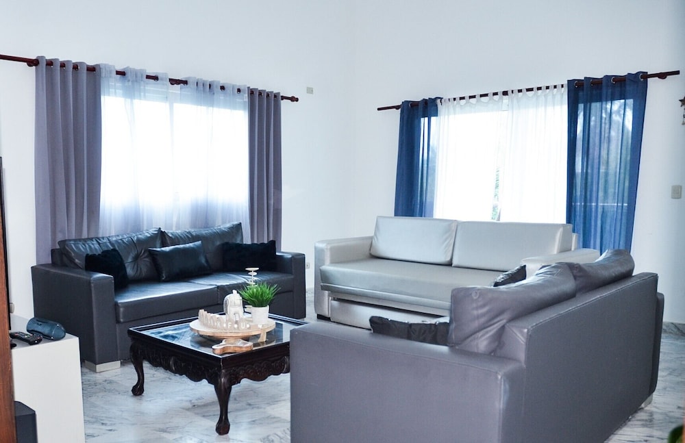 2 Minutes Walk to Beach Huge 3 bdrm Condo with Pool