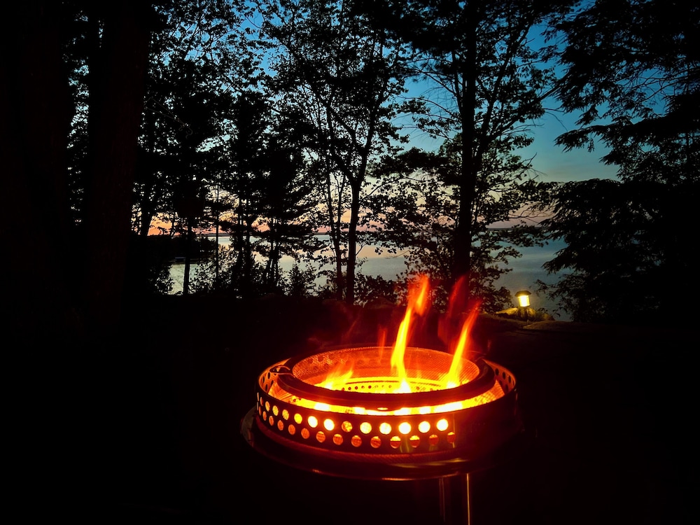 Sunroom, Dining Pavilion & More: Gem on Burt Lake!