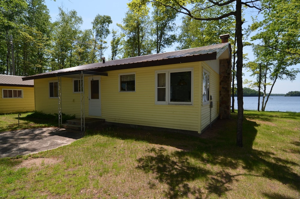 Lakeside Bills Bay Cabin by RedAwning