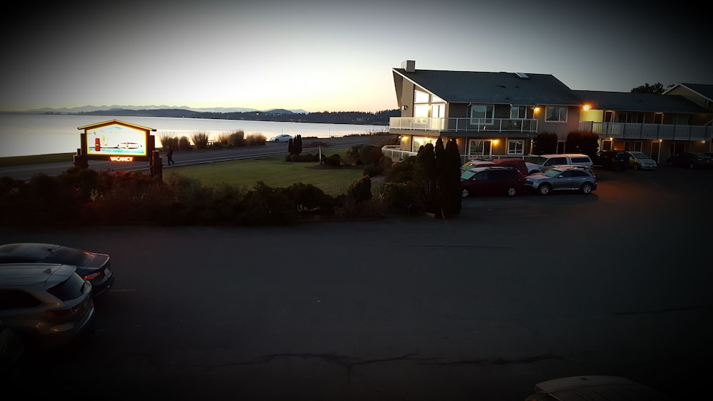 The Cedarwood Inn & Suites