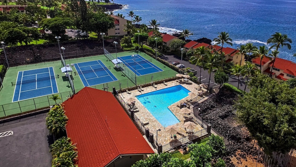 Oceanfront Penthouse With Sunset Views, A/C and Wraparound Lanai! - Vrkcv