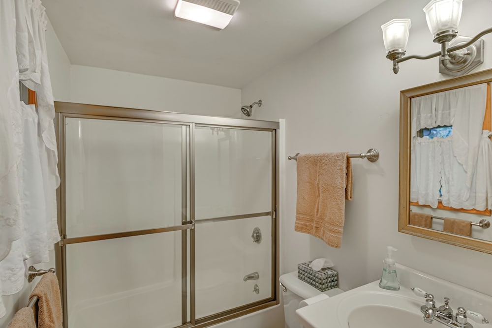 Walk to Water: Outdoor Gem w/ Bunkhouse in Madison