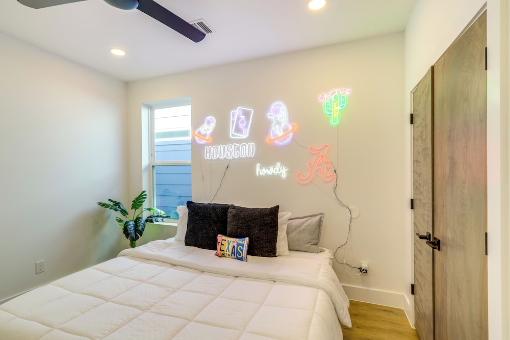 3 Mi to Dtwn: Modern Townhome w/ Yard in Houston