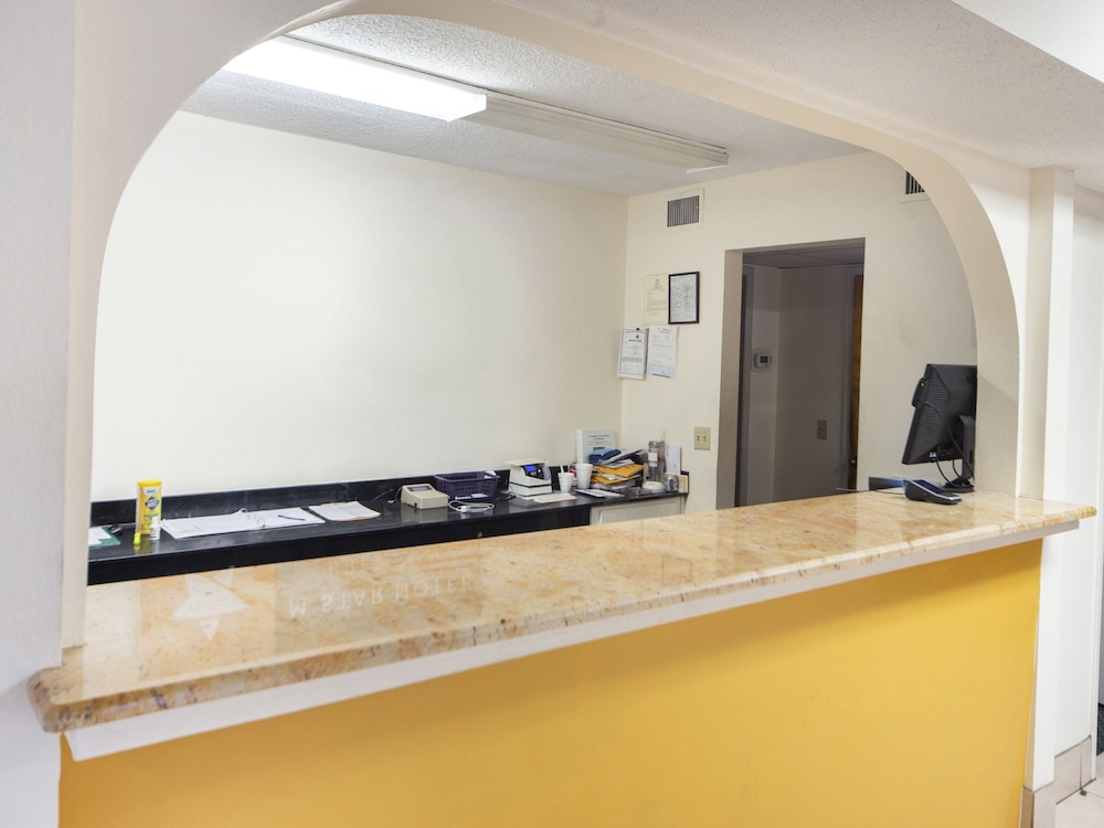 Days Inn & Suites by Wyndham Brewton