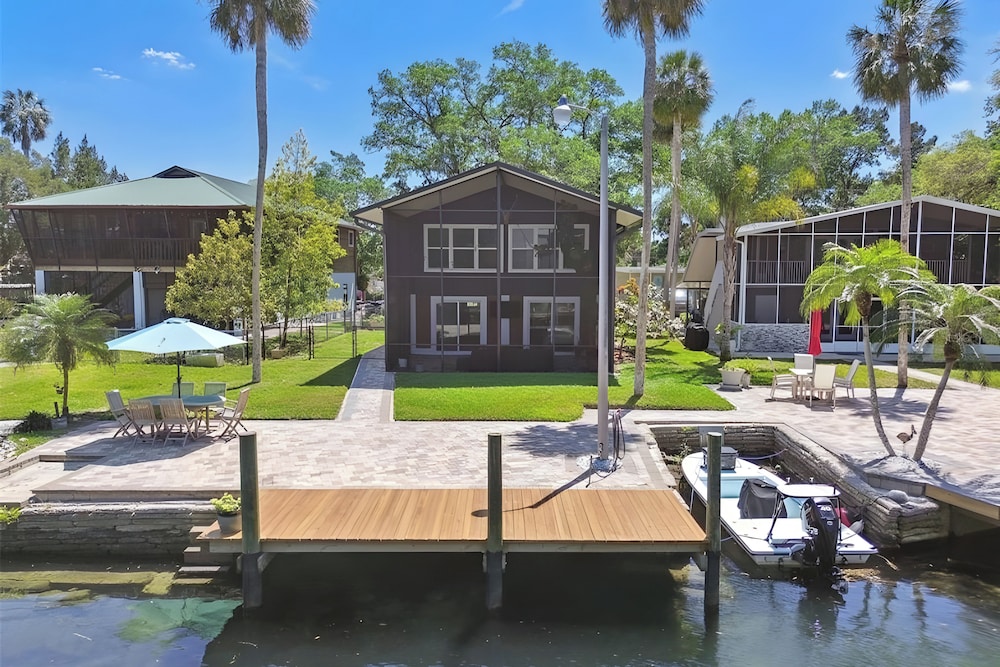 Waterfront Gem on Weeki Wachee River w/ Boat Slip!