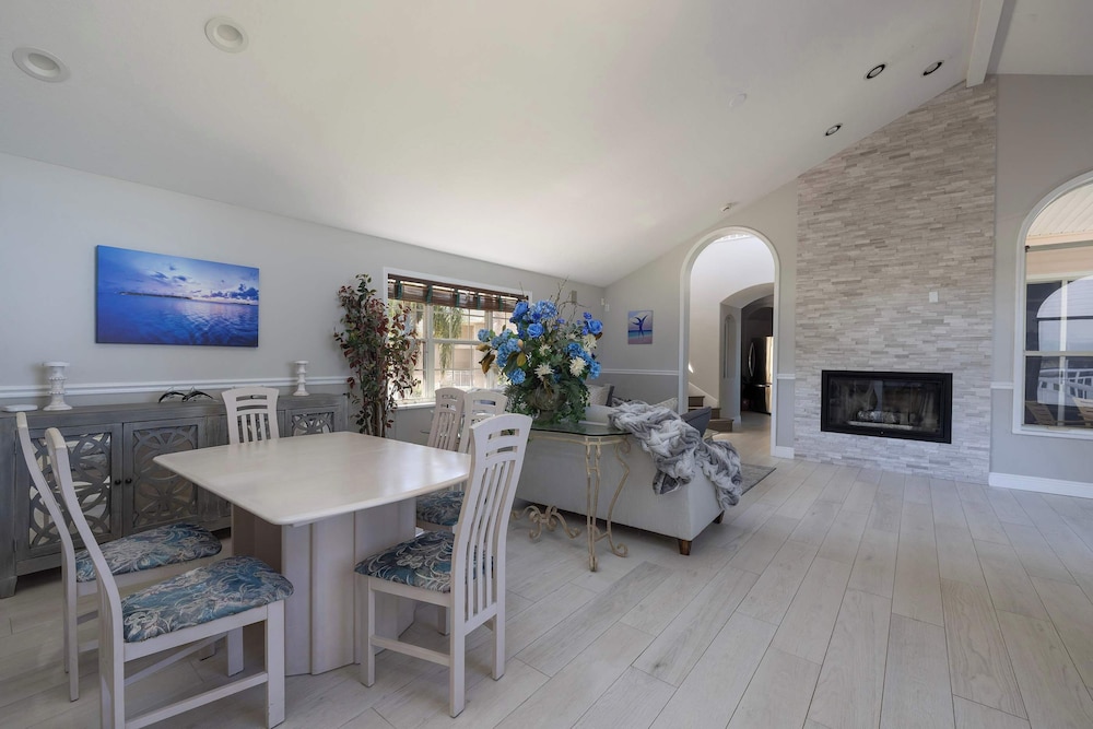 6B Waterfront Game Room Pool Hot Tub Dock