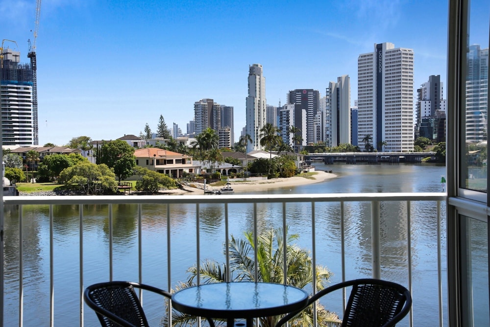 Stylish 2-bed in Surfers Paradise With River Views