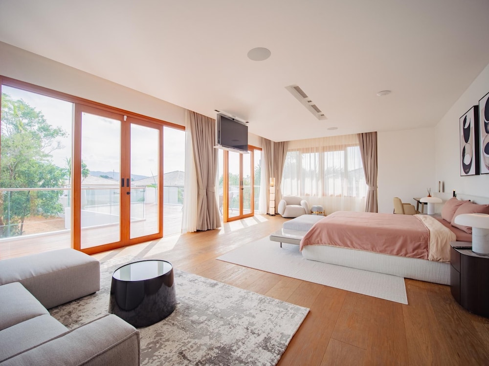Luxurious 5bedroom White Estate Villa Private Lake